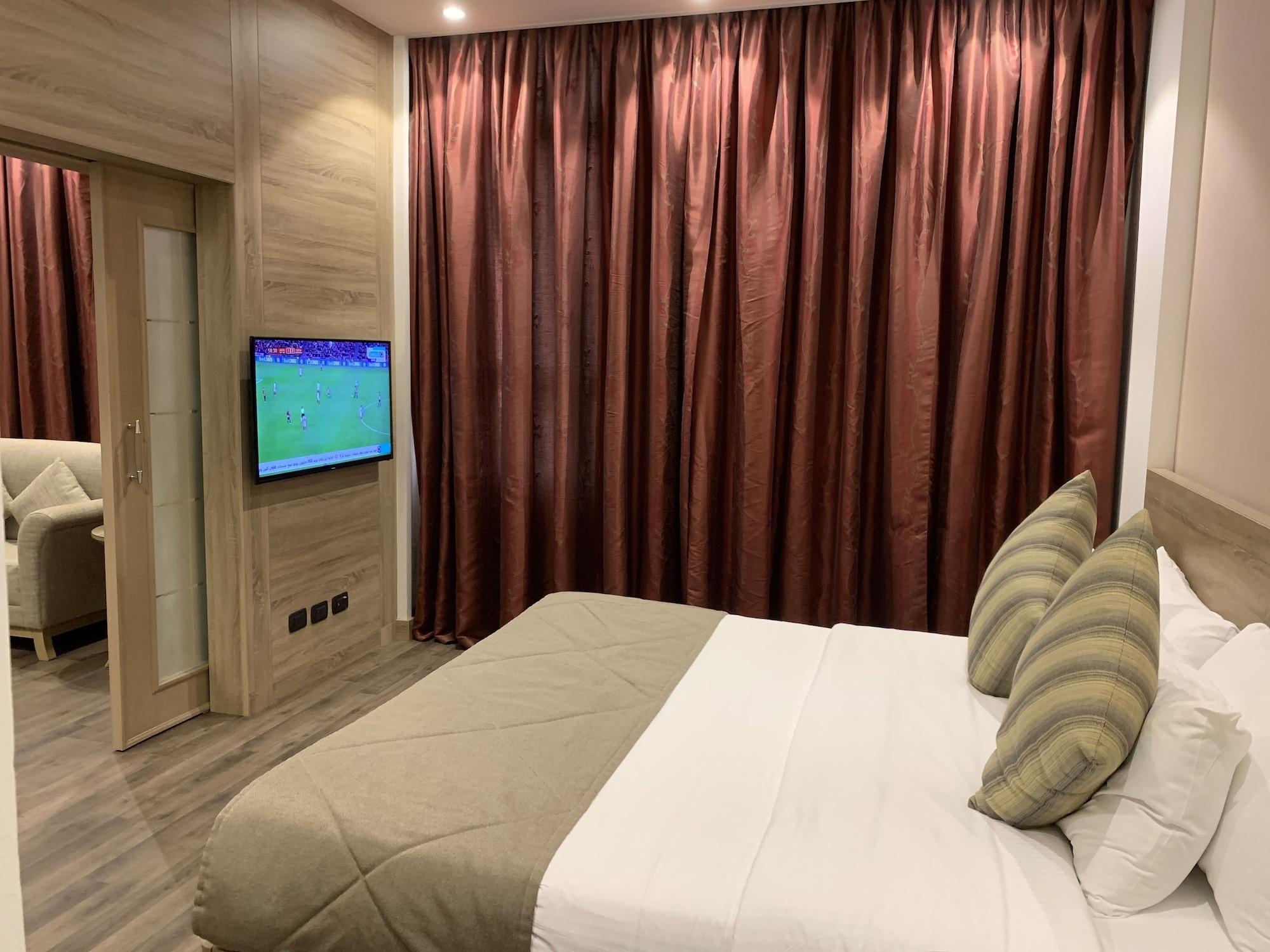 Carlton Al Moaibed Hotel Dammam Exterior foto A bedroom in the hotel
