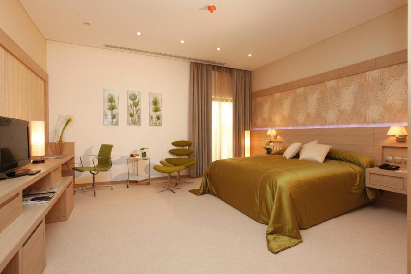 Carlton Al Moaibed Hotel Dammam Exterior foto A room at the hotel